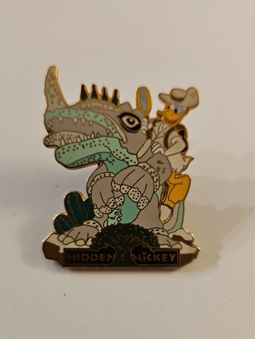 Disney animal Kingdom Hidden Mickey Explorer Donald Duck Pin